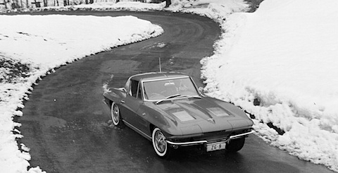 Chevrolet Corvette String Ray 1963 im Schnee