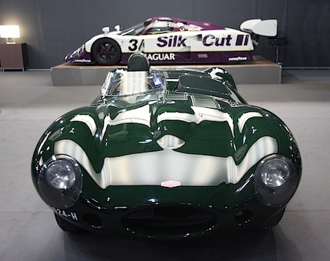 Jaguar D-Type von 1955 vor Jaguar XJR 12 von 1990