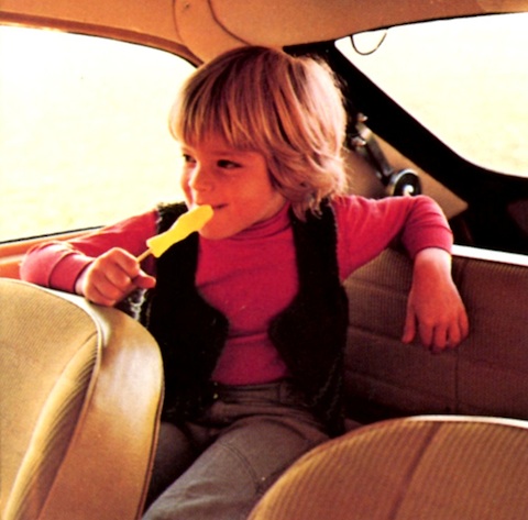 MG B GT mit Kind im Fond