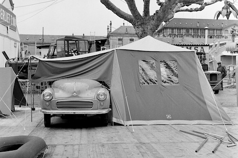 Morris Minor mit Zelt im Jahre 1959