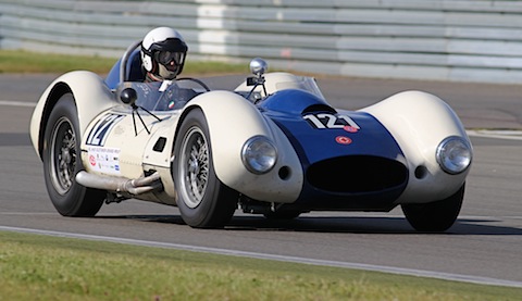 Mit dem offenen Helm im Sportwagen der Sechzigerjahre