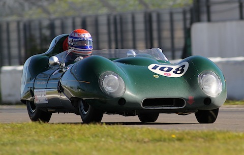 Mit Integralhelm im Lotus 11