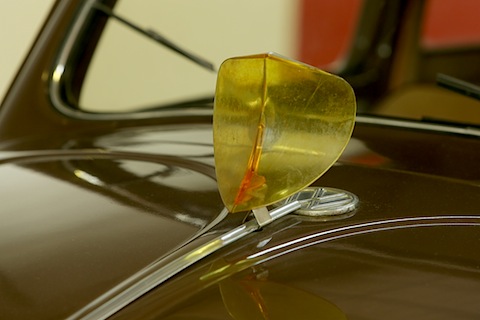 Windabweiser auf dem Bug eines VW Käfers der Fünfzigerjahre - gesehen im Deutschen Museum in München