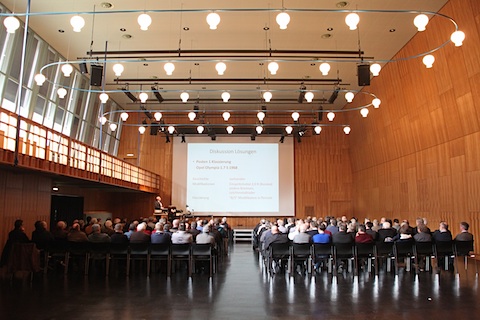 Rund 140 Besucher in der Aula des BBB Martinsberg am Technikseminar FSVA 2014