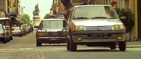 Peugeot 205 GTI verfolgt von einem Mercedes Benz 560 SEL im Film Subway aus dem Jahr 1985