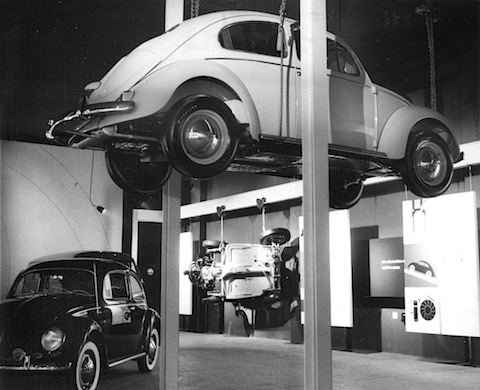 VW Käfer auf der Hebebühne