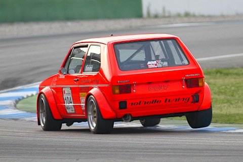 Ein VW Golf hebt sein Beinchen - jede Runde - beim Rennen um die YTCC am Hockenheim Historics 2014
