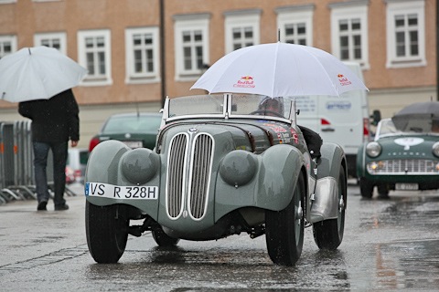 Dieter Quester auf dem BMW 328 bei der Anfahrt zum Stadt-Grand-Prix zum Gaisbergrennen 2014 (© Bruno von Rotz)