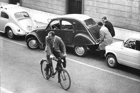 Wenn zwei Männer einen Citroën 2 CV in die Parklücke wuchten (1961)