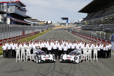 Gruppenbild für Le Mans - die Porsche Truppe - ganz links Klaus Bischof (© Porsche AG)