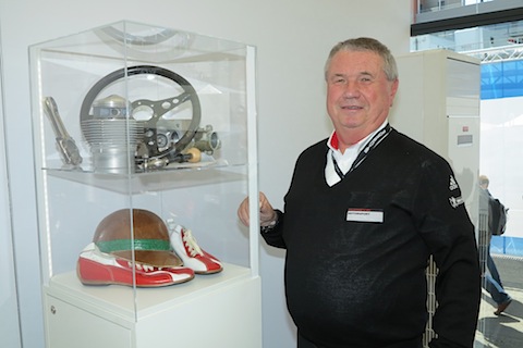 Klaus Bischof mit seinen Ausstellungsstücken in Spa (© Laurent Missbauer)