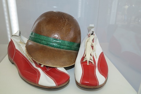 Der Helm von Hans Herrmann und die Schuhe von Vic Elford (© Laurent Missbauer)