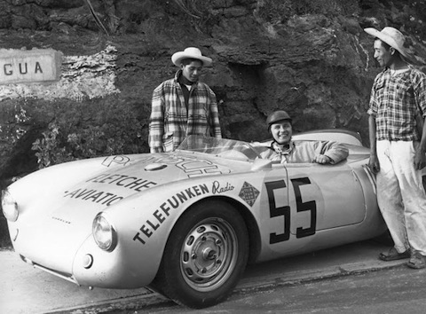 Hans Herrmann an der Carrera Panamericana (© Porsche AG)