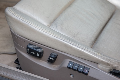 Elektrische Sitzverstellung mit Memory-Funktion gegen Aufpreis beim teuren BMW 850i (© Daniel Reinhard)