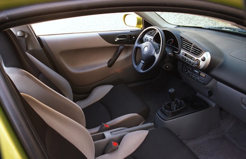 Honda Insight (2000) - Cockpit - (© Honda)