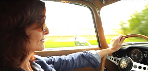 Petra Sagnak am Lenkrad ihres Jaguar E Types