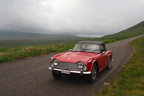Triumph TR 4 im Nebel