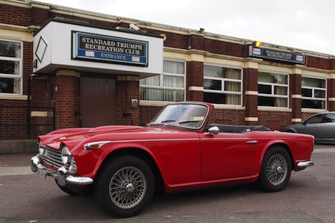 Triumph TR4 bei seiner Geburtsstätte in Coventry
