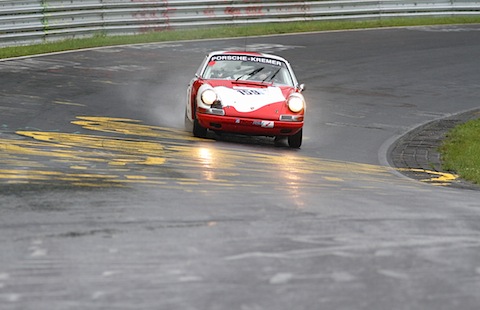 Walter Röhrl auf einem Porsche 911 am AVD Historic Marathon 2014 bei Regen