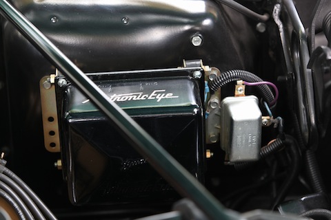 Die autmoatische Fahrtlichtumschaltung Autronic Eye in einem Oldsmobile Super 88 von 1957