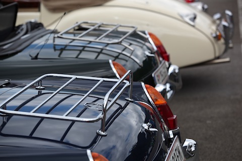 Gepäckträger auf dem Heck englischer Roadster