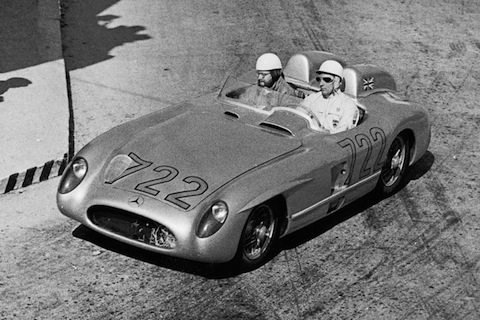 Stirling Moss im Mercedes Benz 300 SLR 1955 an der Mille Miglia (© Daimler AG)