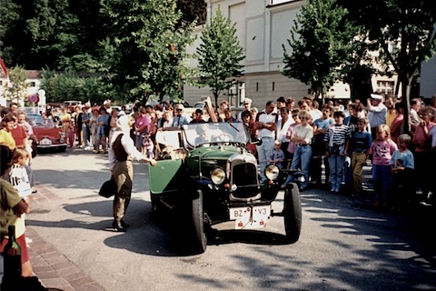 Im Vorkriegsauto immer im Mittelpunkt