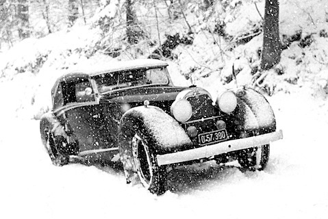 Artikelbild Young classic car on the winter tour