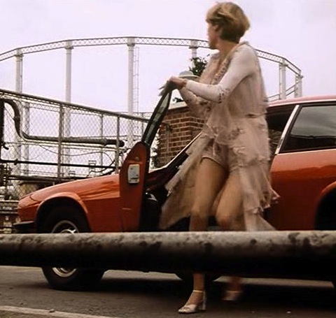 Lange Beine und der Jaguar XJS in Fernsehserie "The New Avengers"
