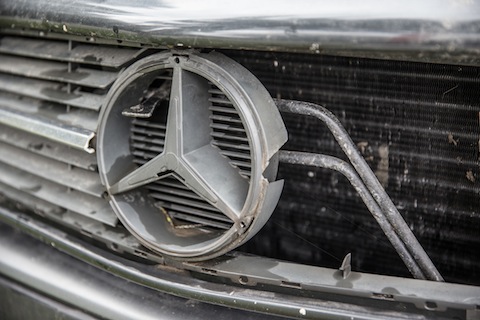 Der zerfallene Mercedes Benz Stern (© Daniel Reinhard)