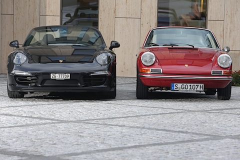 Vergleich der Fahrzeugbreiten des Porsche 911 heute und am Anfang (© Daniel Reinhard)