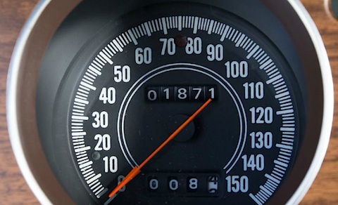 Tiefer Meilenstand des Dodge Challenger RT Hemi 1971 (© Mecuum)