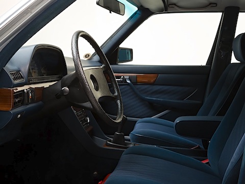 Interieur des Mercecedes-Benz 280 SE von 1981 (© auctionata)