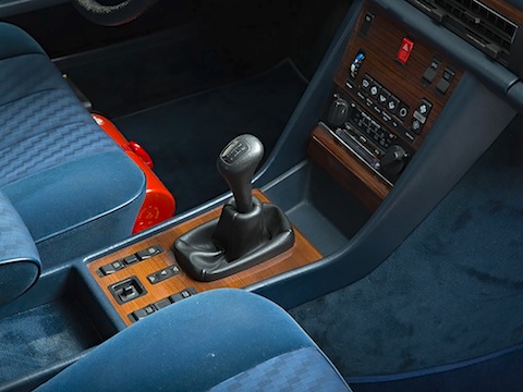 Es wird von Hand geschaltet im Mercecedes-Benz 280 SE von 1981 (© auctionata)