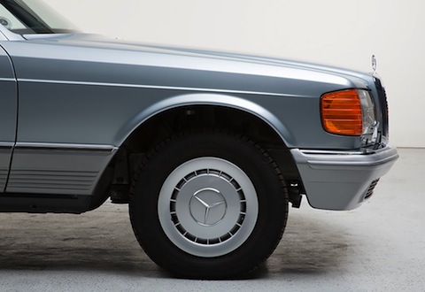 Stahlräder und Plastikradkappen beim Mercecedes-Benz 280 SE von 1981 (© auctionata)