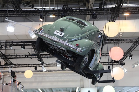 VW Käfer von 1950 an der Techno Classica an der Decke