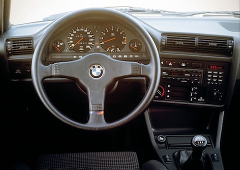 Cockpit des BMW M3 E30 von 1987 (© BMW AG)