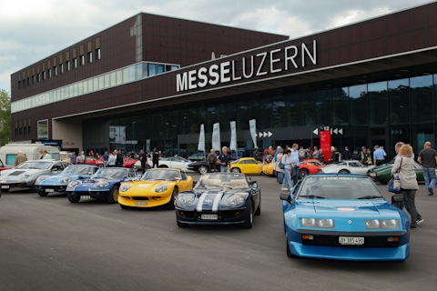 Noch mehr Plastik - Kunststoff-Sportwagen vor den Messehallen der Swiss Classic World in Luzern