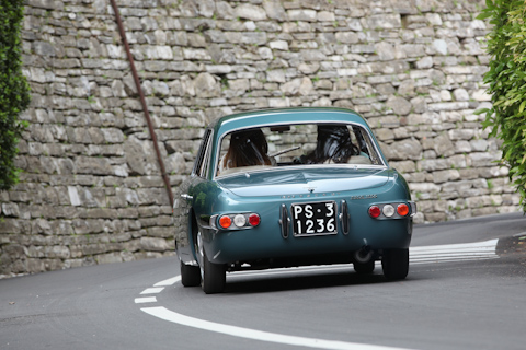 Osca 1600 GT von Corrado Lopresto mit zwei Damen am Steuer (© Bruno von Rotz)