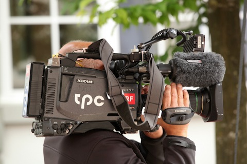Grosse Fernsehkameras stehen bereit, als Nico eintrifft