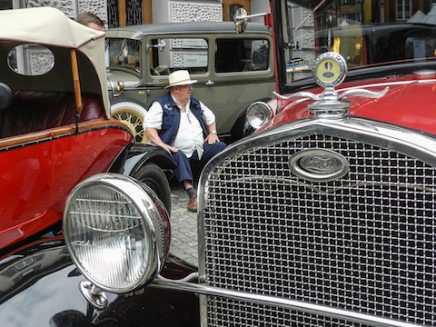 Kurze Ruhepause zwischen altem Blech (© Josef Reinhard)