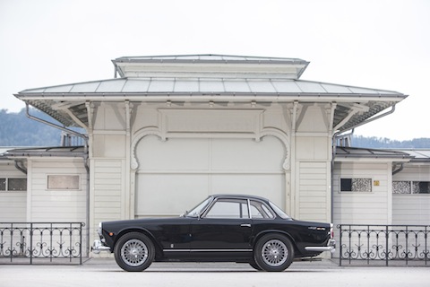 Triumph Italia vor vielleicht geschützter Architektur
