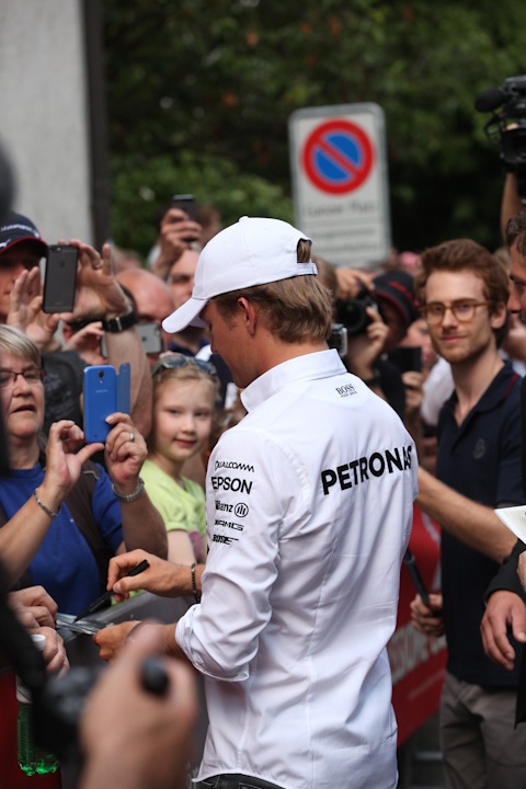 Nico Rosberg gibt Autogramme