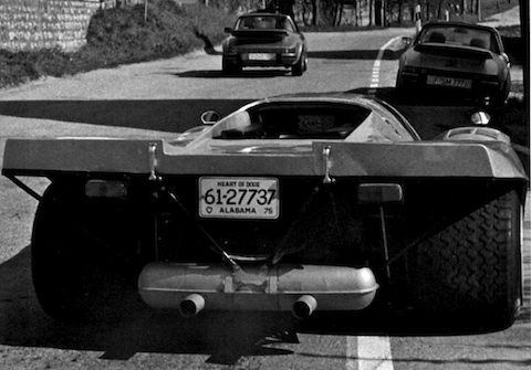Heckansicht der Porsche 917 des Grafen Rossi mit grossem Schalldämpfer im Jahr 1975