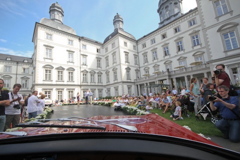 Einfahrt im VW Karmann-Ghia Typ 34 auf die Rampe vor dem Schloss Bensberg