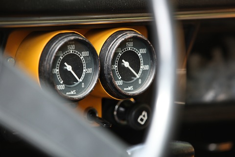Zusätzliche Kontrollinstrumente im Opel Kadett City mit Holzvergaseranlage