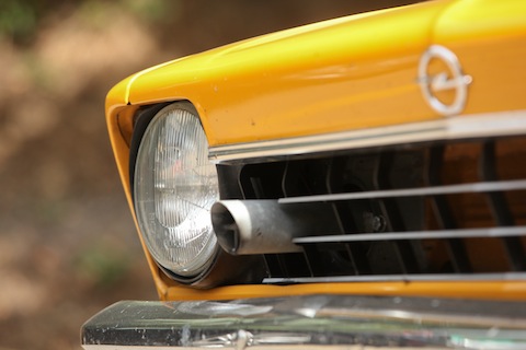Rohr zum Austritt des Gases im Kühlergrill des Opel Kadett City von 1974