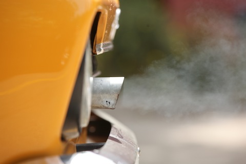 Gasaustritt während des Warmlaufends des Holzvergasers am Opel Kadett City