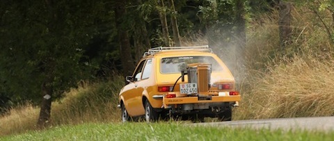 Überflüssig produziertes Gas wird beim Opel Kadett City mit Holzvergaseranlage abgelassen, wenn der Motor es nicht aufnehmen kann