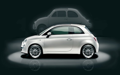 Moderner Fiat 500 vor seinem Ahnen (© Fiat / Werk)